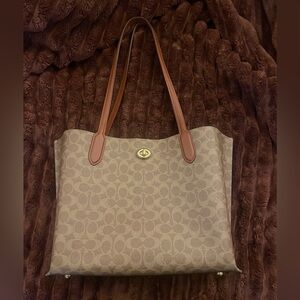 Coach Willow Tote in Signature Canvas